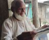 卡拉姆·阿里90 岁高龄仍不戴眼镜看报纸