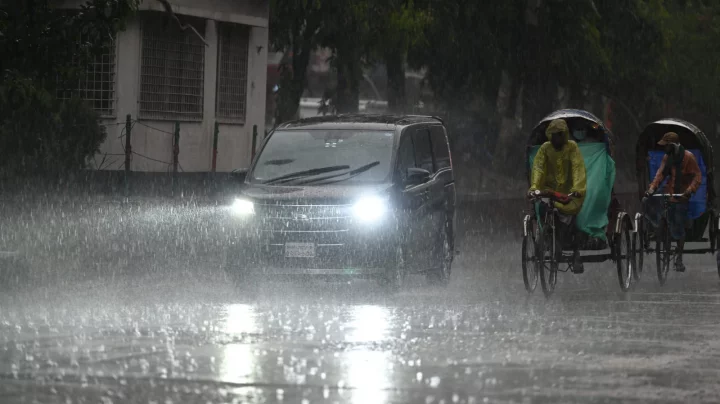 Cyclone Remal: Rain, gusty winds cause commuter chaos in Dhaka