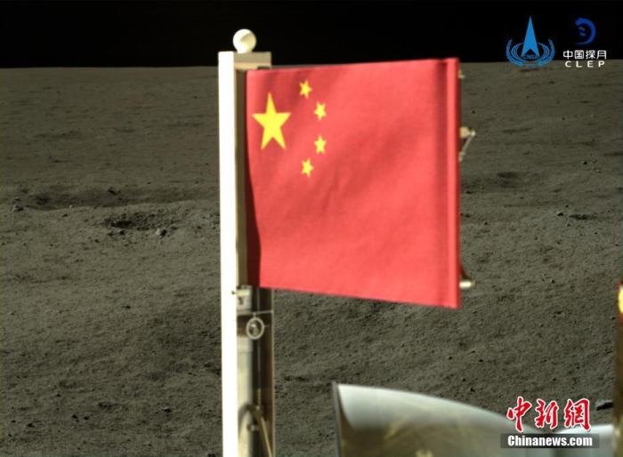 6月4日，中国国家航天局公布了嫦娥六号探测器在月球背面的五星红旗展示影像。鲜艳的五星红旗再次闪耀月球，这也是中国首次在月球背面独立动态展示国旗。<a target='_blank' href='/'>中新社</a>发 中国国家航天局 供图
