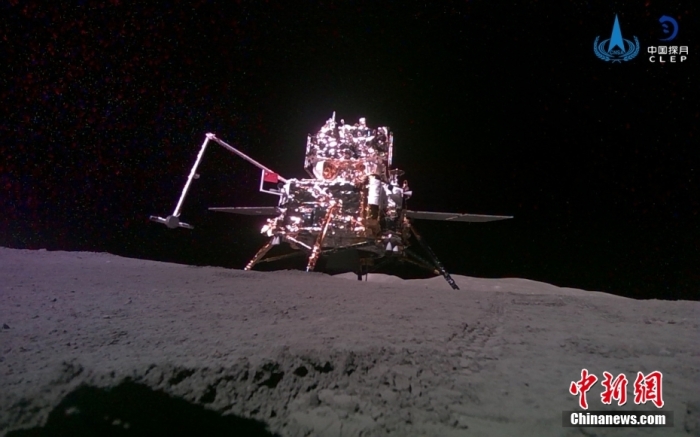6月3日，嫦娥六号携带的“移动相机”，自主移动并成功拍摄、回传着陆器和上升器合影。<a target='_blank' href='/'>中新社</a>发 中国国家航天局 供图