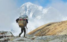 尼泊尔搬运工：珠穆朗玛峰脚下的别样风景