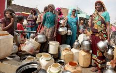 印度爆缺水危机 民众抢水乱成一团