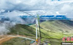 世界最高海拔风电项目首台风机吊装完成