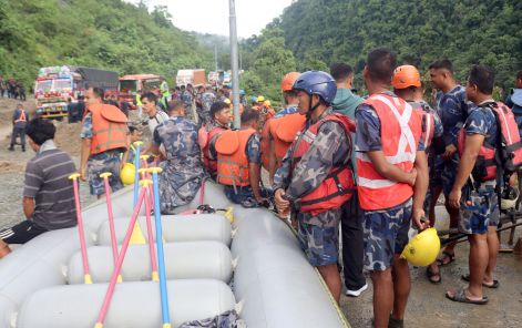 山体滑坡地区搜救行动正在进行中