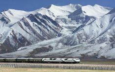 中尼铁路穿越喜马拉雅山，促进尼泊尔的旅游经济发展