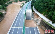 直击陕西柞水公路桥梁垮塌现场：村民半夜上高速拦车