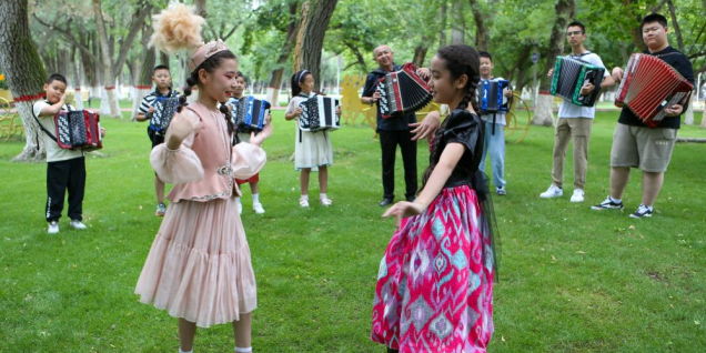 Tacheng City promotes accordion culture, tourism in NW China's Xinjiang