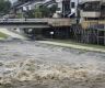 日本东京突降破纪录大雨 ：地铁站漏雨如瀑布倾泻 多处井盖损坏喷出水柱