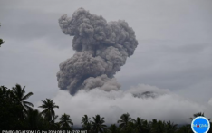 印尼伊布火山多次喷发 火山灰柱最高达1500米