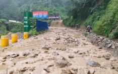 पहिरोसँगै आएको लेदोका कारण नौबिसे-नागढुंगा सडक अवरुद्ध