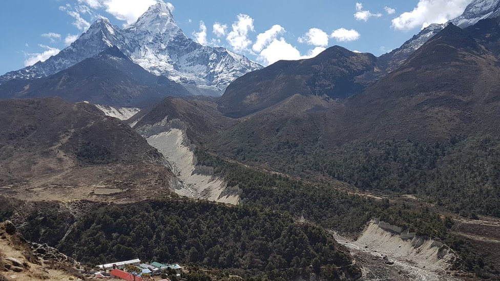 _110449126_veg_change_ama_dablam_background