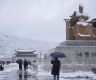 遭遇百年罕见大暴雪，韩国首都圈乱成一团