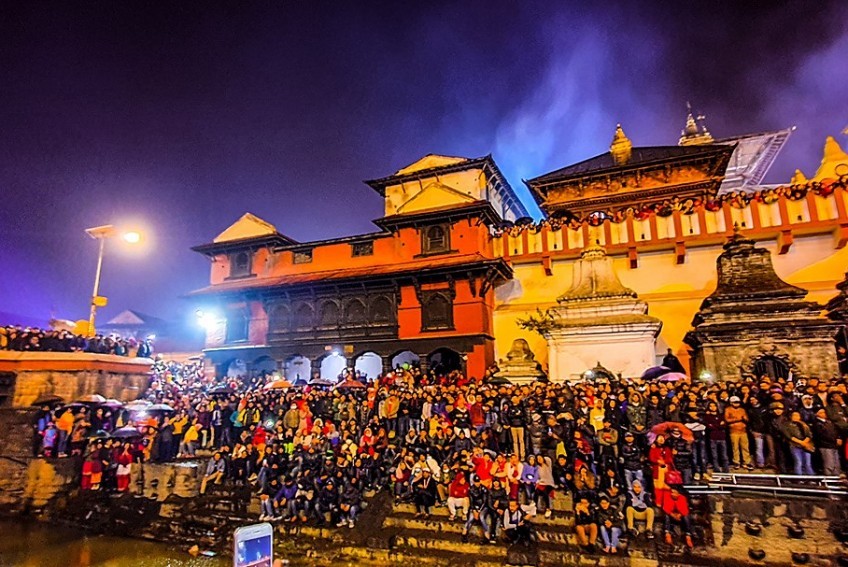 Devotees-at-Pashupatinath-temple-Nepal-on-Mahashiv