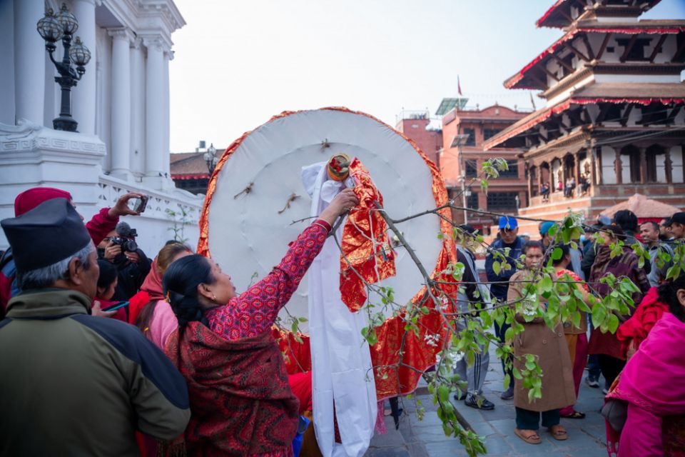 On the start of Holi, a three-story cloth was put up in Basantpur