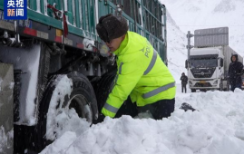 新疆伊犁G30连霍高速山区路段出现雪崩 滞留车辆正有序驶离