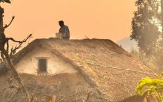 डढेलोको कहर : घर जोगाउन छानोमा पानी बोकेर बसे गाउँले