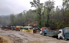 नारायणगढ-बुटवल सडक : दाउन्नेमा सडक चिप्लिएका कारण २१ घन्टादेखि यातायात ठप्प
