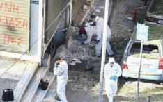 希腊一女子在银行外放炸弹，操作中意外引爆当场死亡