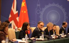 特朗普贸易顾问纳瓦罗刻意挑拨中英关系，英媒质疑：“脆弱且好战”