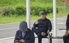 韩媒曝光画面：尹锡悦被拍到在公园“悠闲遛狗”，身边带着3名保镖