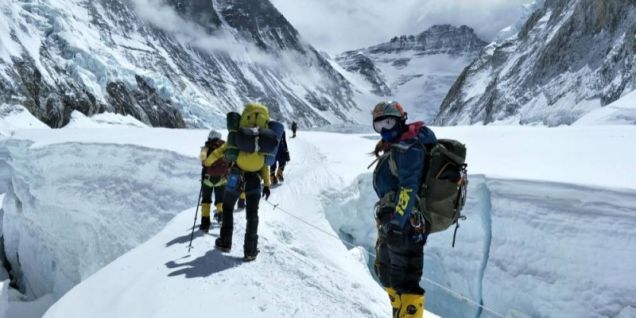 5 Ukrainian, 4 Sherpa climbers complete Everest-Lhotse traverse
