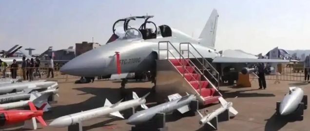挟大胜之威，歼-10CE登上中国展台C位！中国先进武器正在改写世界军工格局