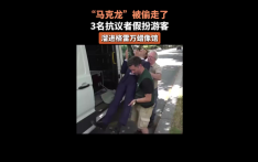 “马克龙”被偷走了，3名抗议者假扮游客溜进格雷万蜡像馆