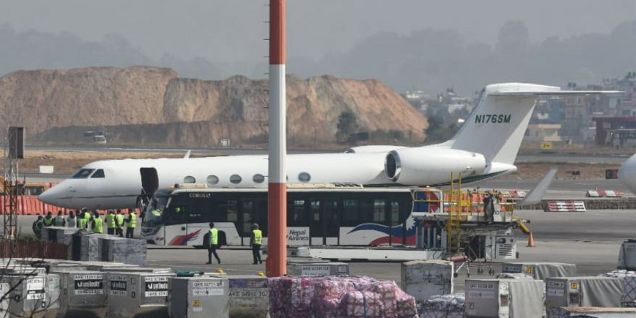 37 名尼泊尔人被美国驱逐 乘专机抵加德满都