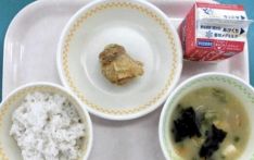 “午餐仅一块炸鸡，太少了”！日本福冈一小学回应“校餐寒酸”：一直这样