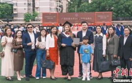 东盟学子广西毕业：老挝女孩圆医学梦 印尼兄妹盼归国创业