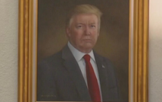 美媒：科罗拉多州议会大厦里特朗普肖像画更换，特朗普满意，向画家致谢