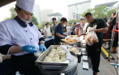 爆了！一小时卖光，排队都抢不到！河南多家星级酒店摆摊火了