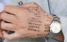 “密密麻麻写满文字”，石破茂演讲时被发现“在手背上打小抄”引争议