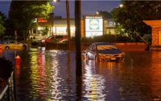 美媒：暴雨袭击美国纽约市及其郊区，导致部分主干道被淹