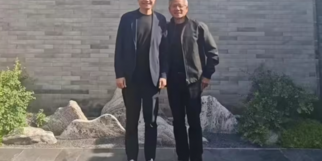 英伟达 CEO 黄仁勋回应大热天穿皮夹克：仅有一套西装未来得及干洗