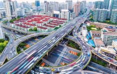 我国建成了全球最大的高速铁路网、高速公路网和邮政快递网