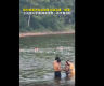 疑印度裔男女在加拿大湖泊里“搓澡”引当地人不满，网友愤怒：这不是浴缸