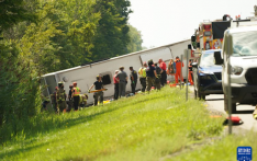 美国纽约州旅游大客车翻车 5人死亡数十人受伤