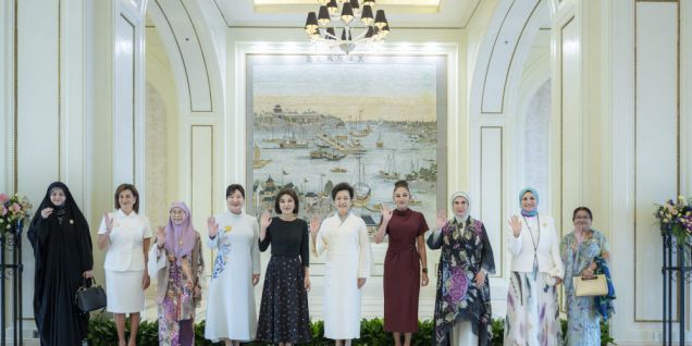 上合组织天津峰会丨彭丽媛同出席2025年上海合作组织峰会外方领导人夫人游览天津海河