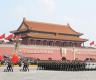 在现场高呼“祖国万岁”，看直播感叹“珍惜幸福”，阅兵极大提升港人民族自豪感