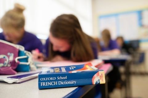 “隐形学费”高企，英国低收入家庭中学生学科选择受限