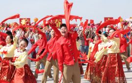 高清大图丨新疆各族群众热烈欢迎习近平总书记