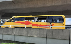 港媒：香港一旅游巴士疑因车身过高撞桥底，车顶被削开造成至少15伤