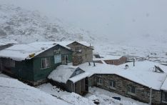 尼泊尔昆布地区突降暴雪 游客行程受阻 官方发布安全提示