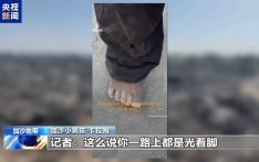停火协议第一阶段生效后 加沙小男孩光脚踏上回家路