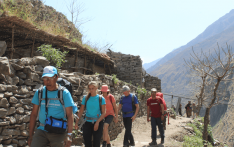 नेपाल घुम्न आएका पर्यटकको पासपोर्ट बाँदरले लगेपछि...