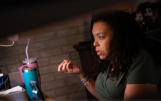 有人开网约车，有人上脱口秀，美政府停摆期联邦雇员靠打零工度日