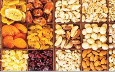 消费者涌入市场采购干果等节庆用品