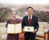 中国驻美国大使谢锋接收美国民间机构返还的虎形牌饰文物