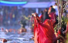 छठ पर्वको मुख्य दिन : अस्ताउँदो सूर्यलाई विधिपूर्वक अर्घ दिइँदै